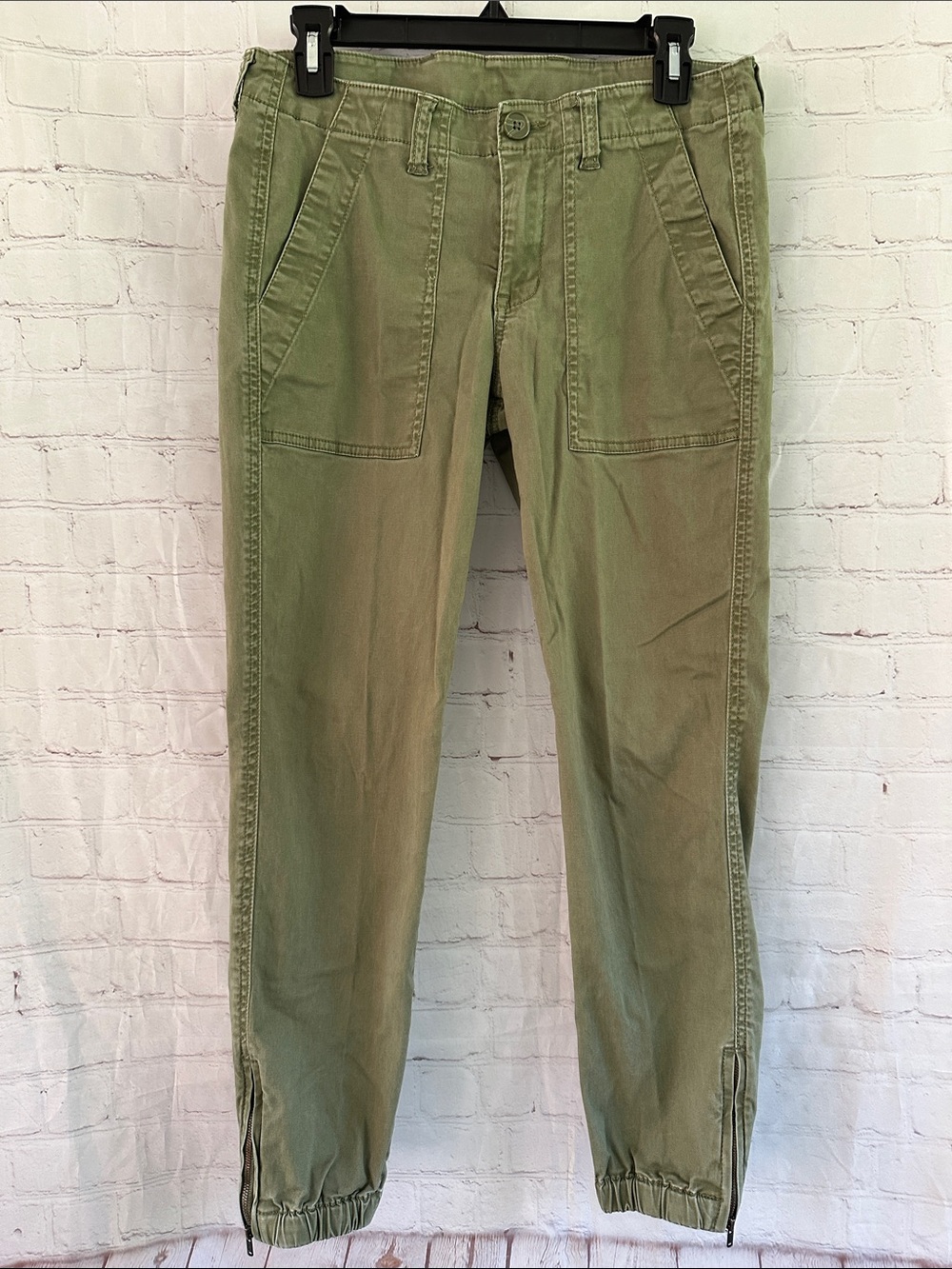 Cabi Women’s olive Green Utility Jogger Pants with zippers at ankles size 4